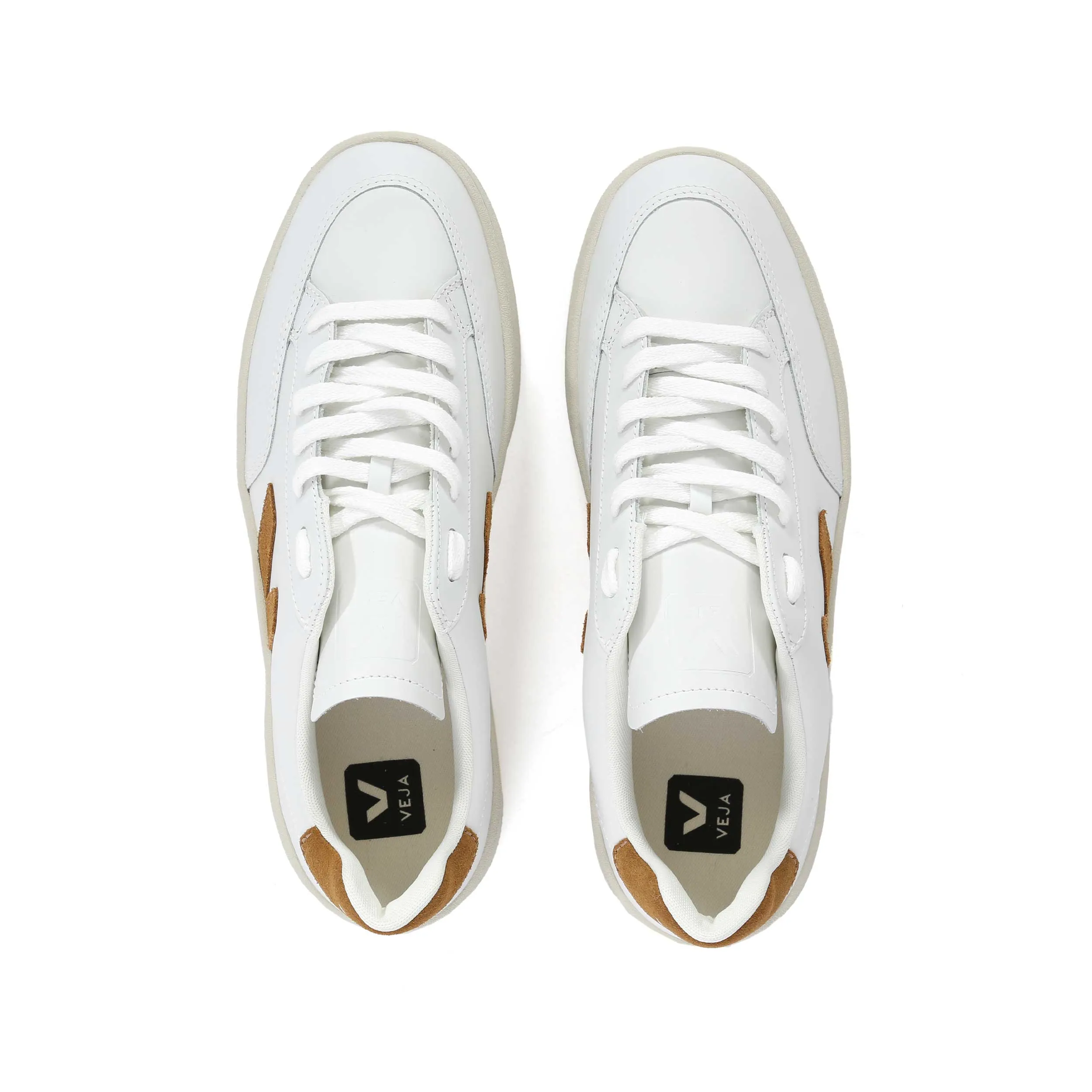 Veja V-12 Trainer in Extra White & Camel